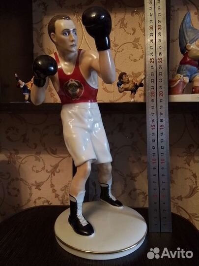 Большая фарфоровая статуэтка-боксёр