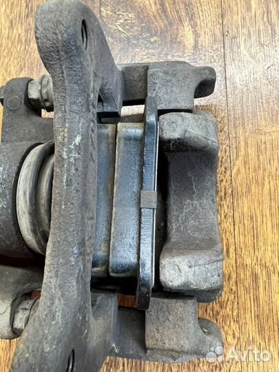 Суппорт тормозной задний левый Volkswagen Passat