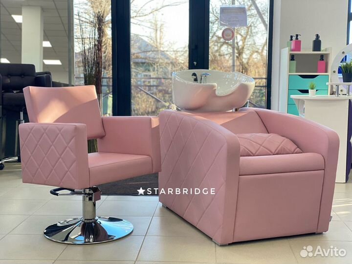 Парикмахерская мойка и парикмахерское кресло