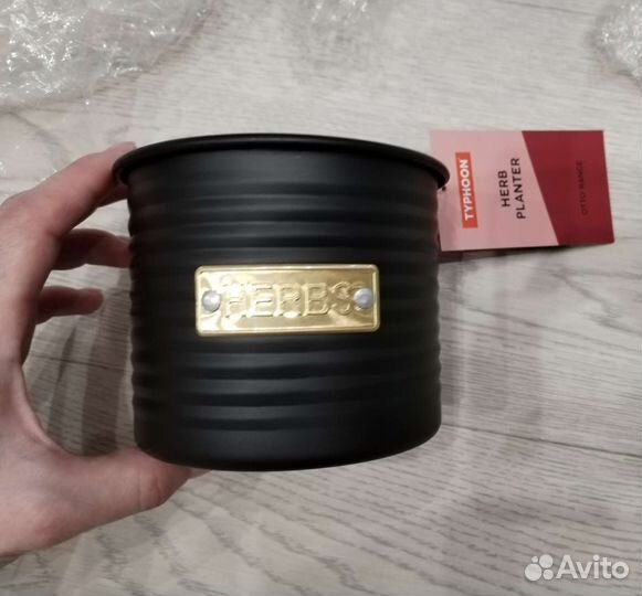 Кашпо для цветов и баночки для кухонных принадлеж