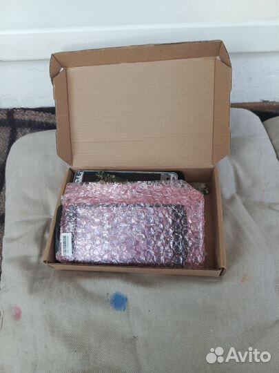 Коробка с запчастями от телефонов