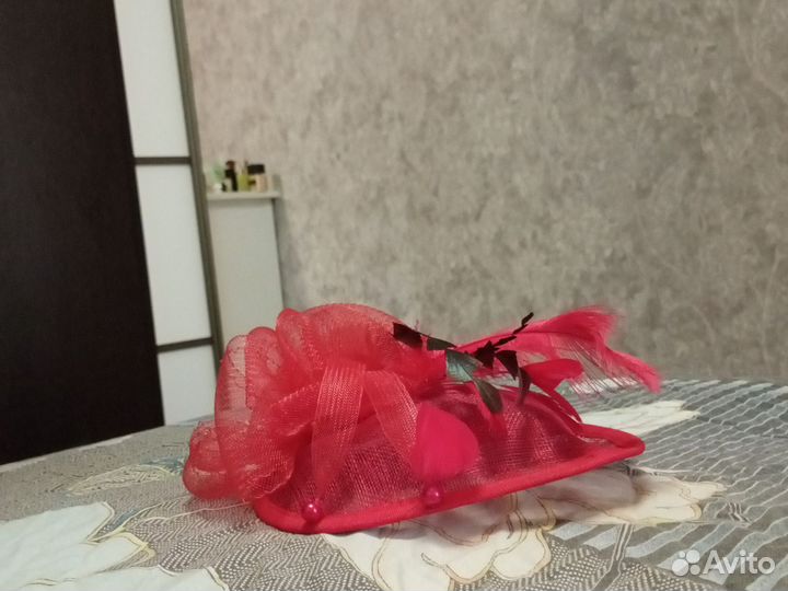 Шляпа с украшением для праздников