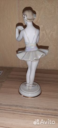 Фарфоровая статуэтка 