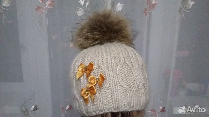 Новая зимняя шапка с помпоном из натур. меха енота