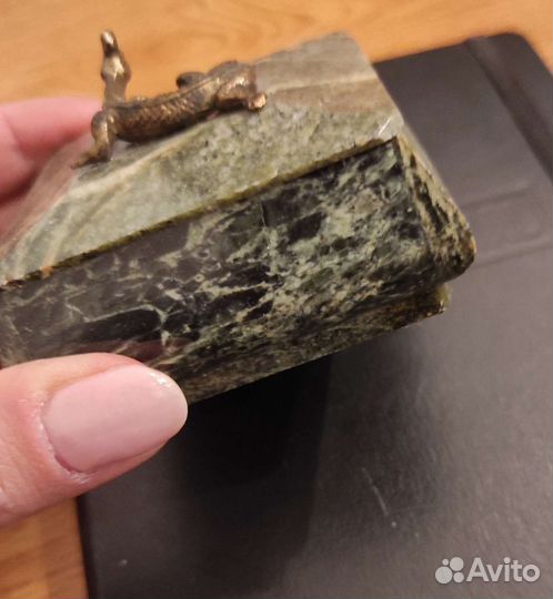 Малахитовая шкатулка с ящерицей