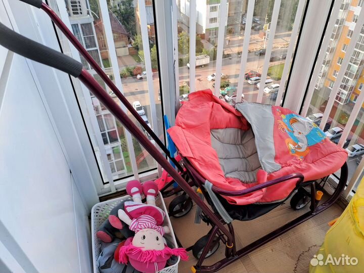 Детский велосипед и санки