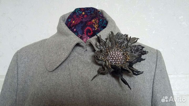 Цветок-брошь из натуральной кожи