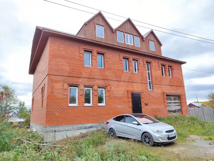 Коттедж 295 м² на участке 11 сот.