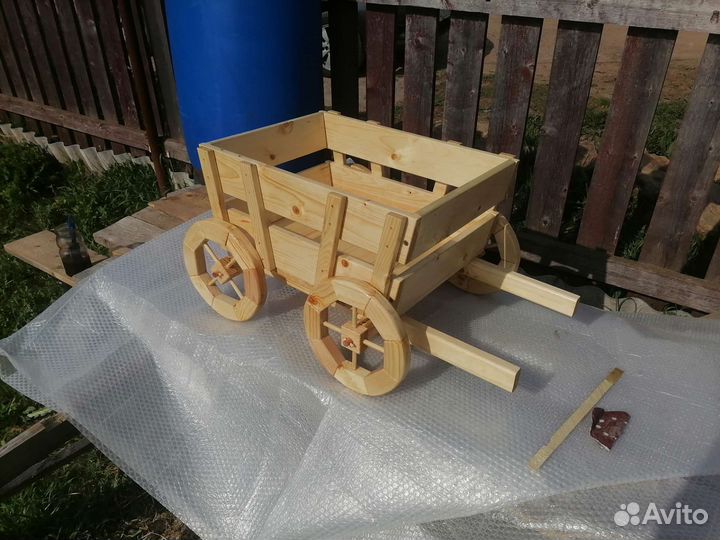 Декоративная садовая телега