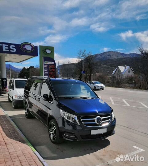 Водитель на своём автомобиле