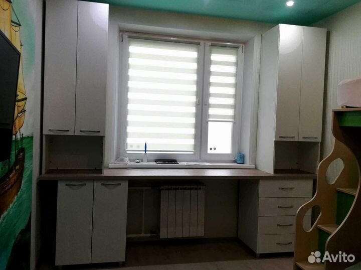 Детская рабочая зона у окна