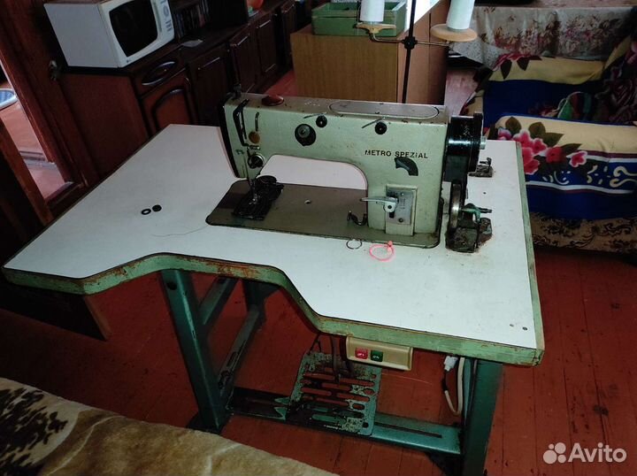 Промышленная швейная машина на столе