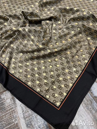 Шелковый платок Gucci пчелки в упаковке бренда