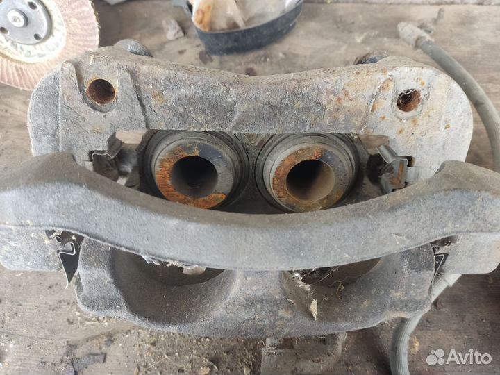 Тормозной суппорт передний Infiniti QX56