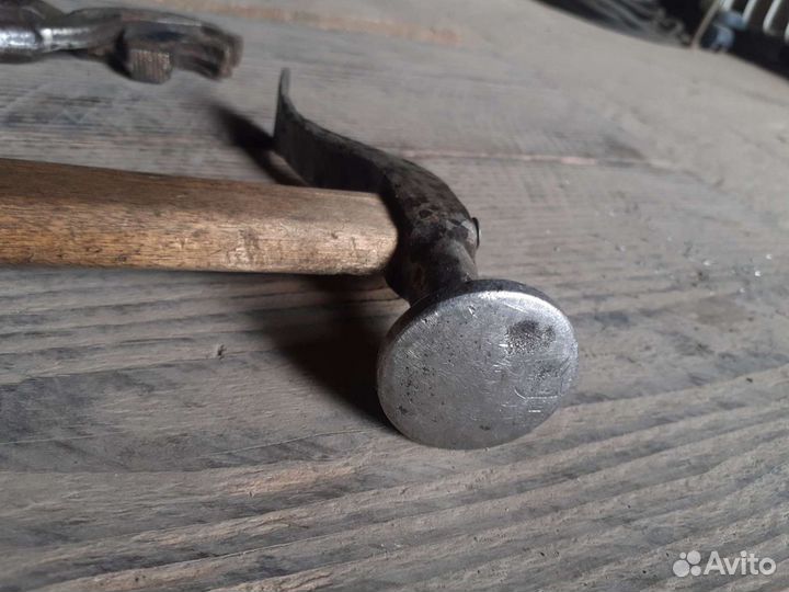 Молоток антикварный и затяжные клещи