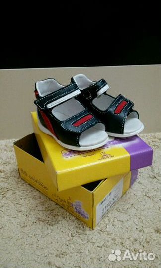 Сандалики ясельные новые