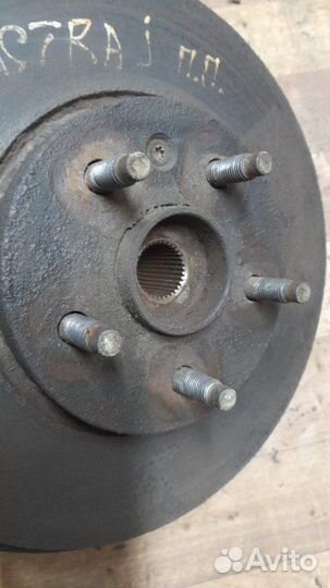 Кулак передний правый Opel Astra J седан 1.6