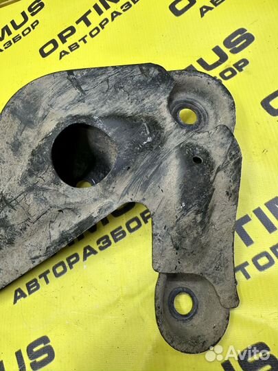 Кронштейн балки двс левый Toyota Voxy