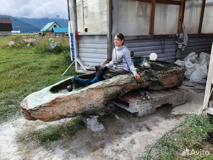 Каменный лежак из нефрита, яшмы