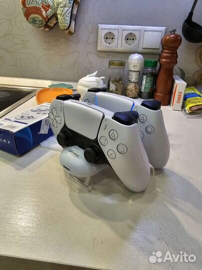 Беспроводное зу для геймпадов Sony Playstation 5