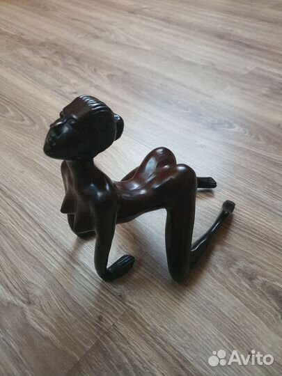 Статуэтка голой женщины