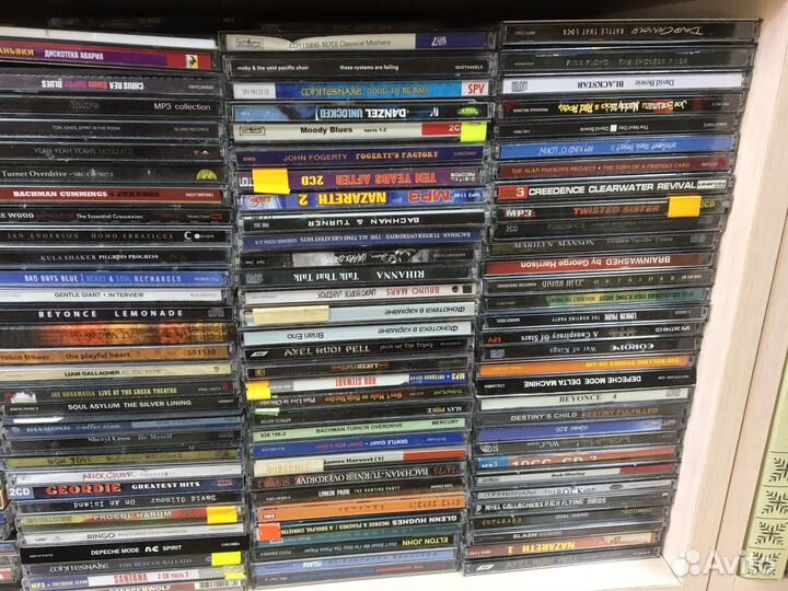 CD диски с музыкой много