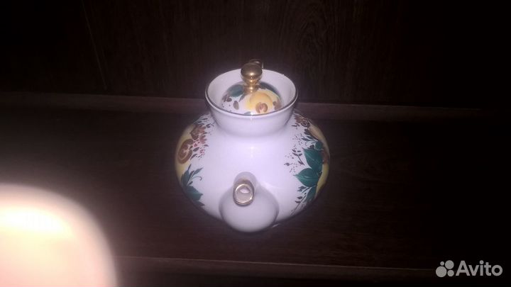 Чайник заварочный и чашка с подстаканником