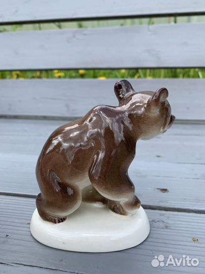 Бурый медведь фарфоровая статуэтка