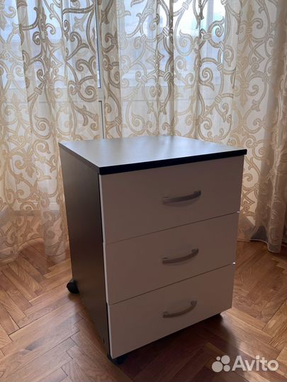 Тумба на колесиках