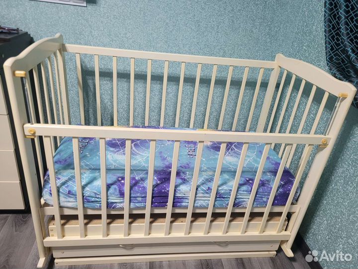 Детская кроватка с маятником и ящиком