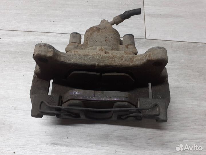 Суппорт передний правый VAG