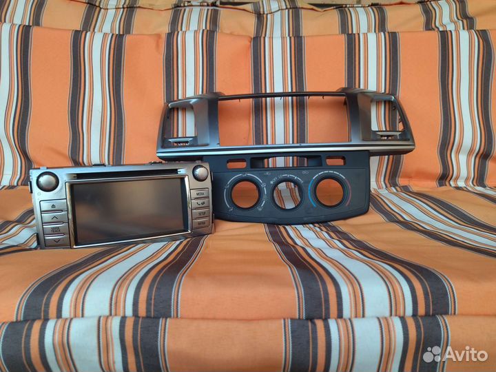 Головное устройство на Toyota Hilux