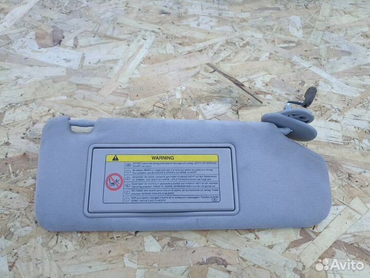 Козырек солнцезащитный правый Toyota Avensis