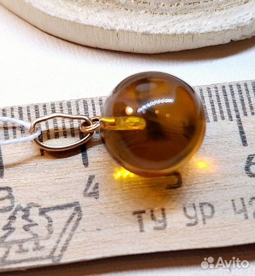 Золотой кулон с янтарём
