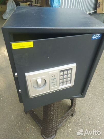 Сейф металлический Vector