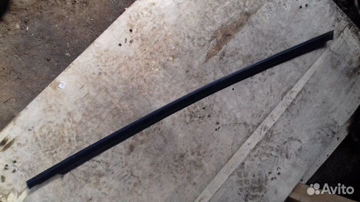 Уплотнитель стекла переднего левого (внешний) Iran