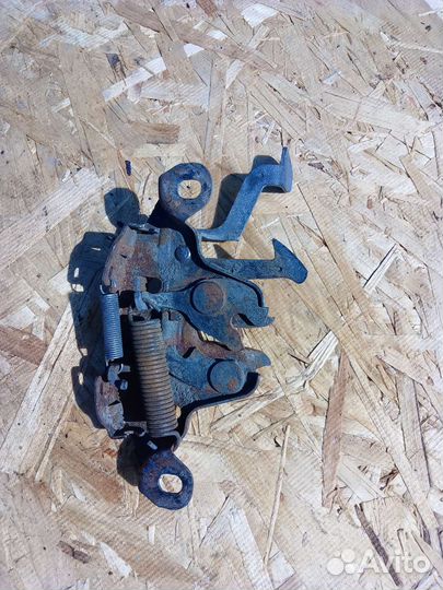 Замок капота Nissan Bluebird U14