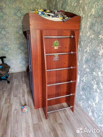 Детская кровать чердак со столом и шкафом