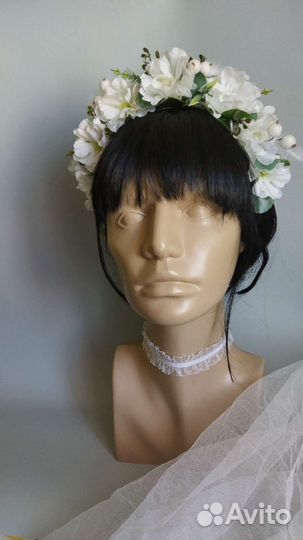 Ободок с белыми цветами и эвкалиптом