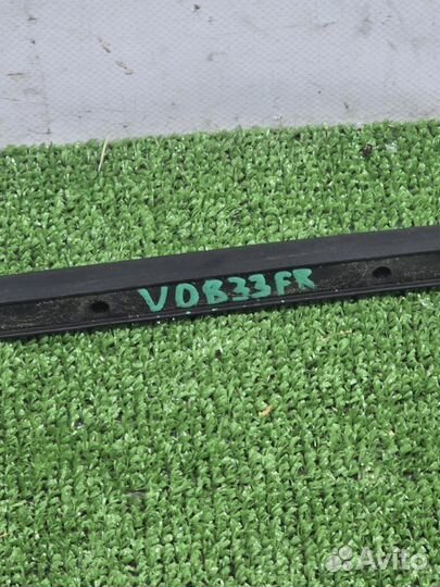 Уплотнитель двери передний правый Volkswagen Golf