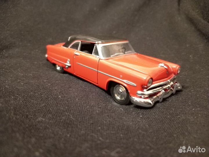 Модель автомобиля ford crestline sunliner 1953г