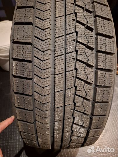 Bridgestone Blizzak VRX2 245/40 R18 93S