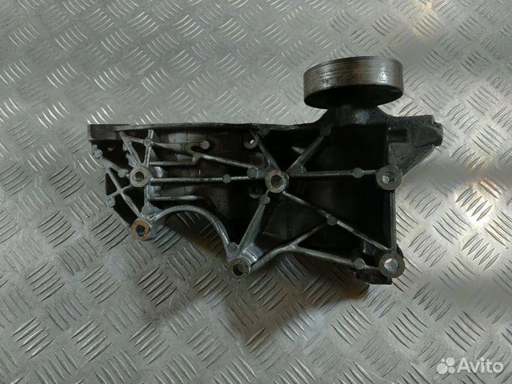Кронштейн генератора Audi A4 B7 2006 06D903143D