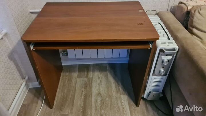 Компьютерный стол, полка