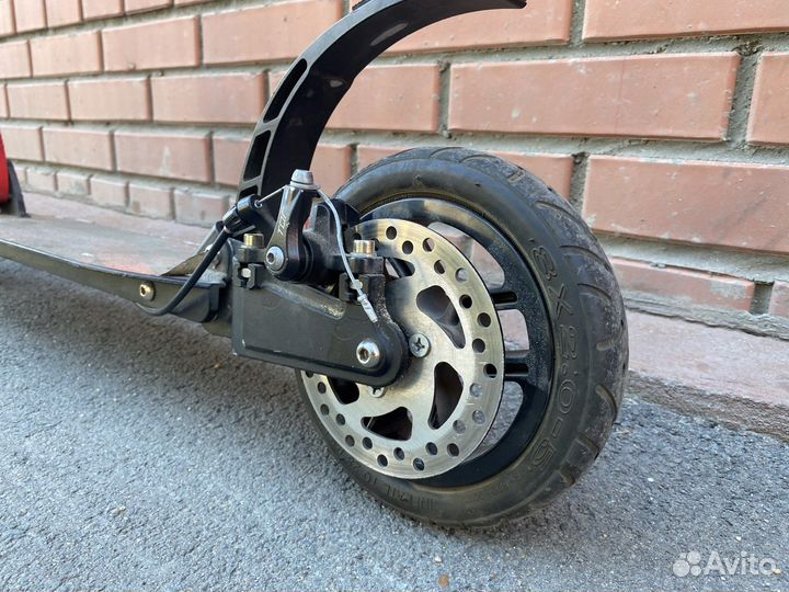 Самокат с подвеской и дисковым тормозом
