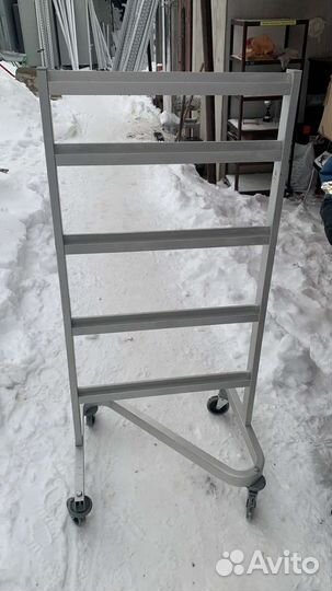 Стелаж с контейнерами на колесах