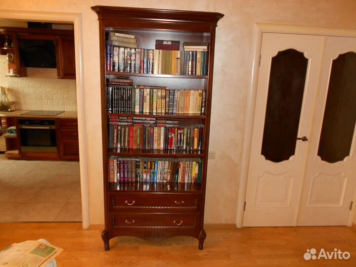 Книжный шкаф