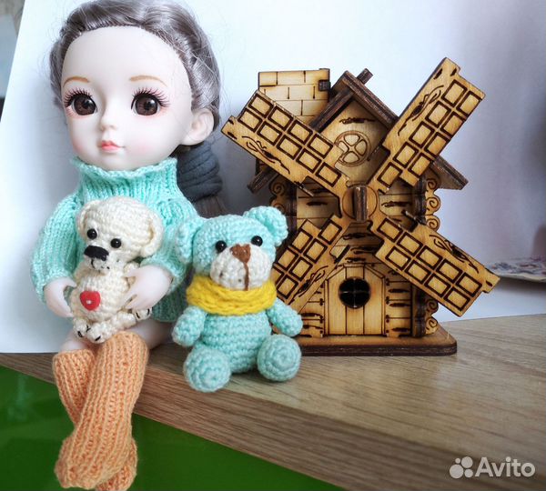 Маленькая вязаная собачка ручной работы