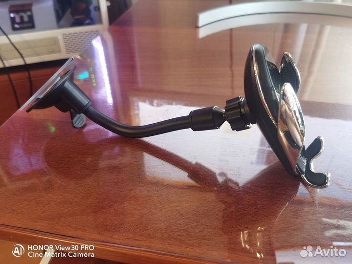 Сенсорная беспроводная зарядка в авто