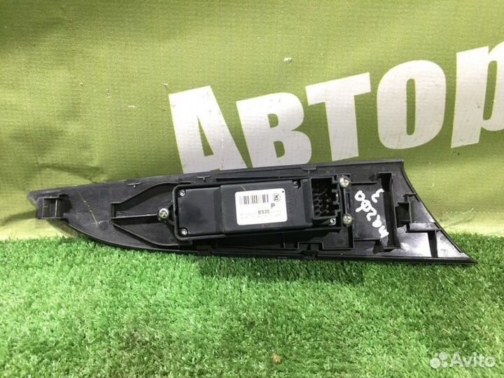 Кнопка стеклоподъемника передняя правая Mazda